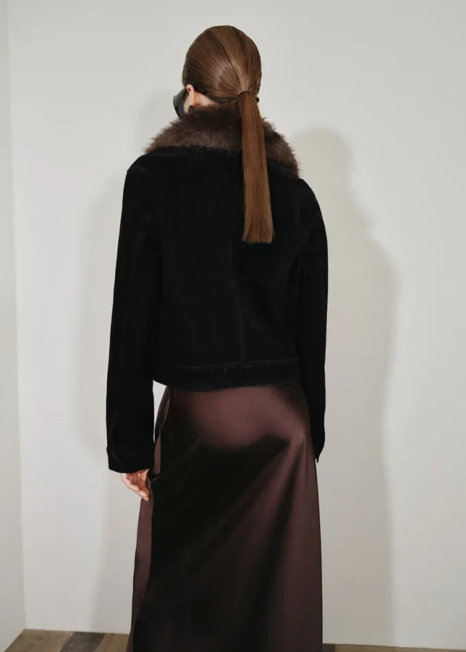 Sametová bunda s kožešinovým límcem Sametová bunda s kožešinovým límcem