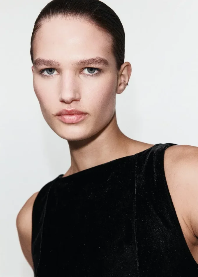 Sametové přiléhavé šaty