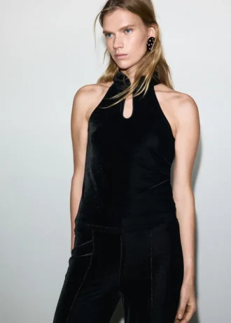 Sametový top s halter výstřihem a zapínáním na knoflíky