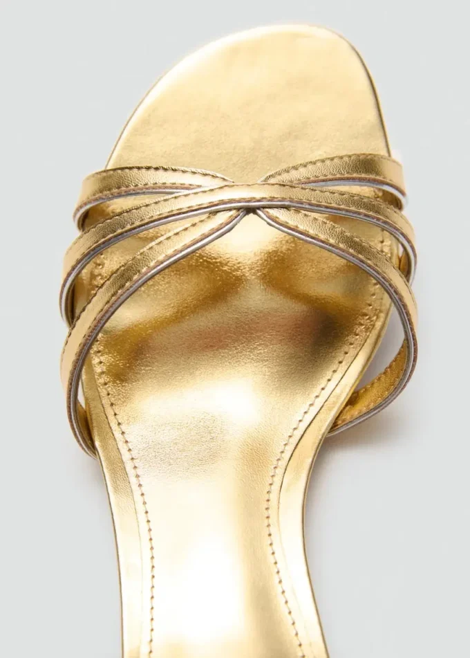 Sandály na nízkém podpatku s pásky Sandály na nízkém podpatku s pásky