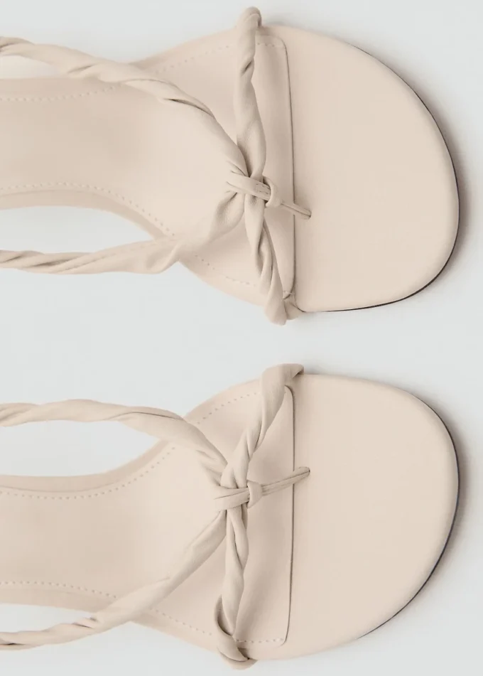 Sandály se shrnutými pásky Sandály se shrnutými pásky