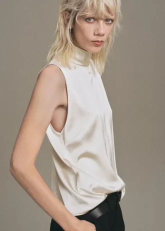 Satinová blůza s vysokým límcem