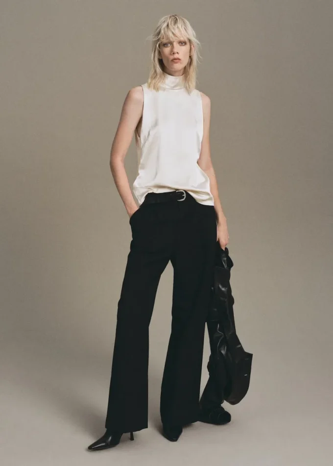 Satinová blůza s vysokým límcem Satinová blůza s vysokým límcem