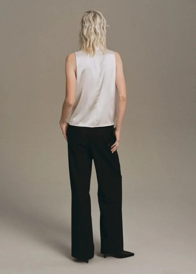 Satinová blůza s vysokým límcem Satinová blůza s vysokým límcem