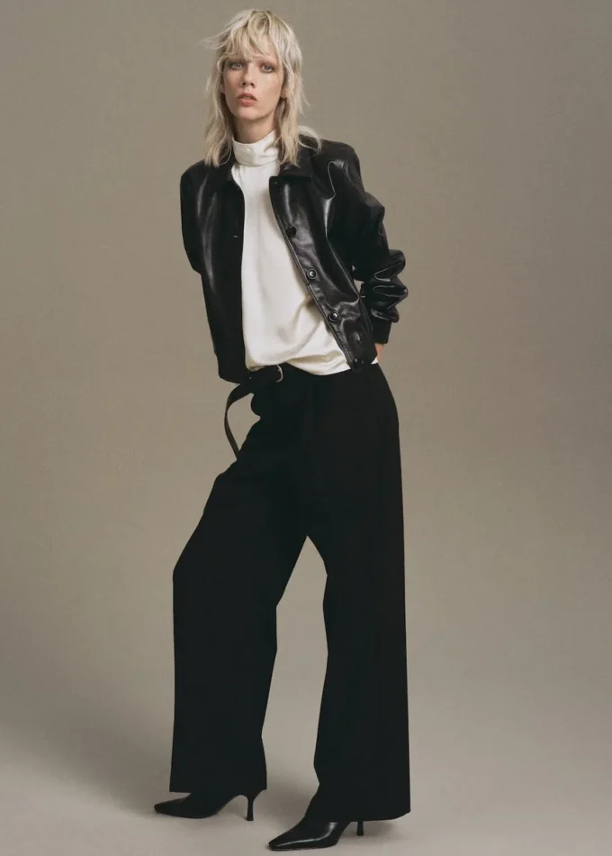 Satinová blůza s vysokým límcem Satinová blůza s vysokým límcem