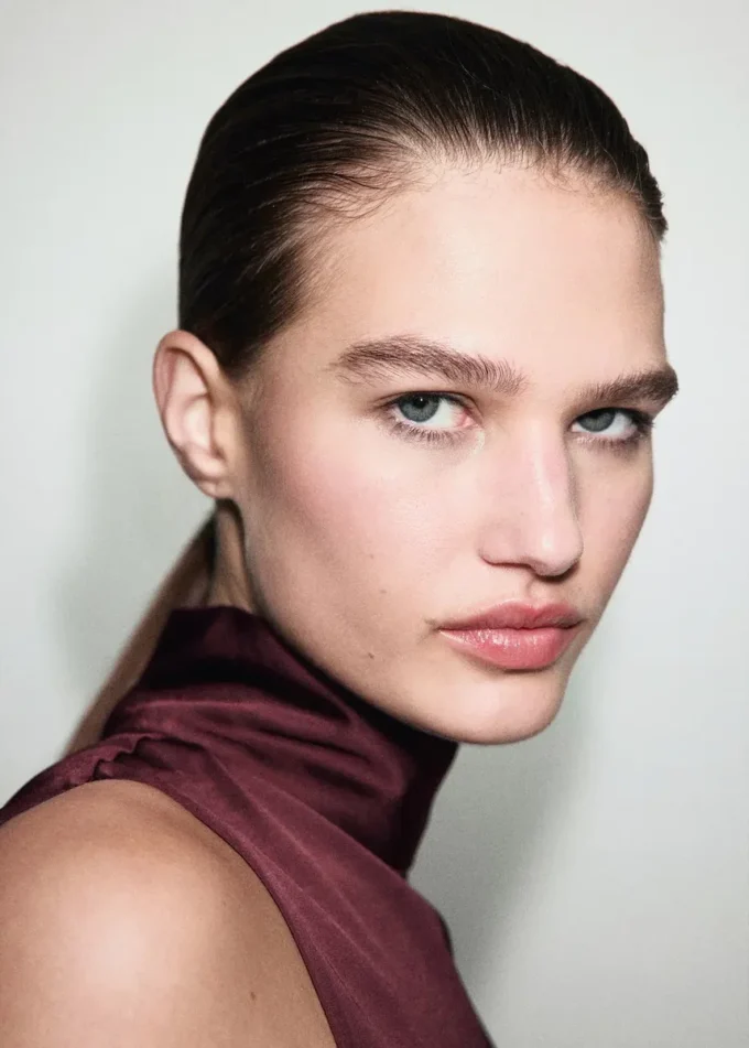 Satinová blůza s vysokým límcem Satinová blůza s vysokým límcem