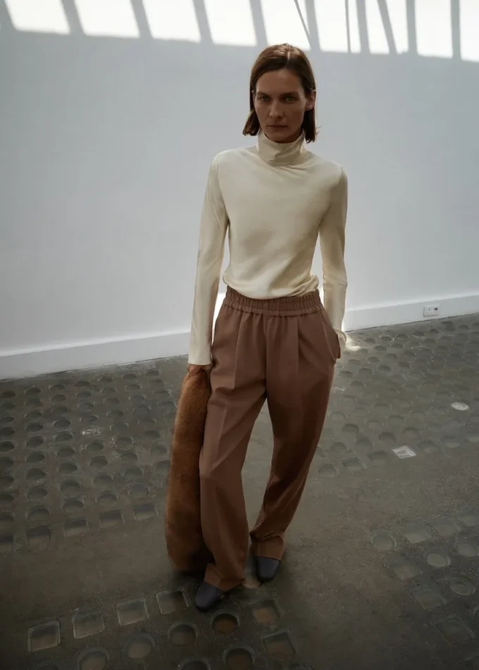 Satinová halenka s vysokým límcem Satinová halenka s vysokým límcem