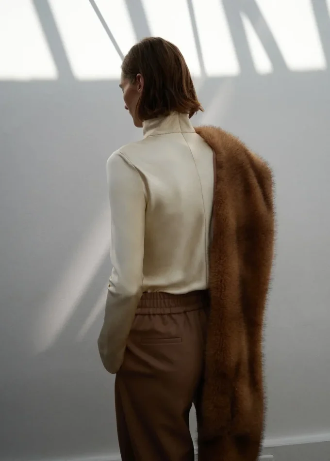 Satinová halenka s vysokým límcem Satinová halenka s vysokým límcem