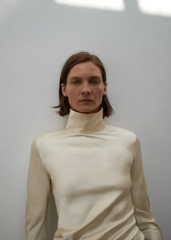 Satinová halenka s vysokým límcem Satinová halenka s vysokým límcem