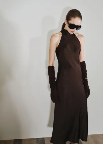 Saténové šaty s efektem zmačkání