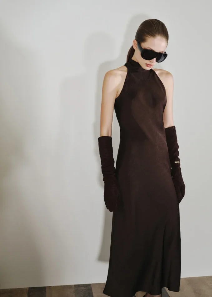 Saténové šaty s efektem zmačkání