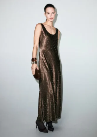 Saténové šaty s efektem zmačkání a krystaly