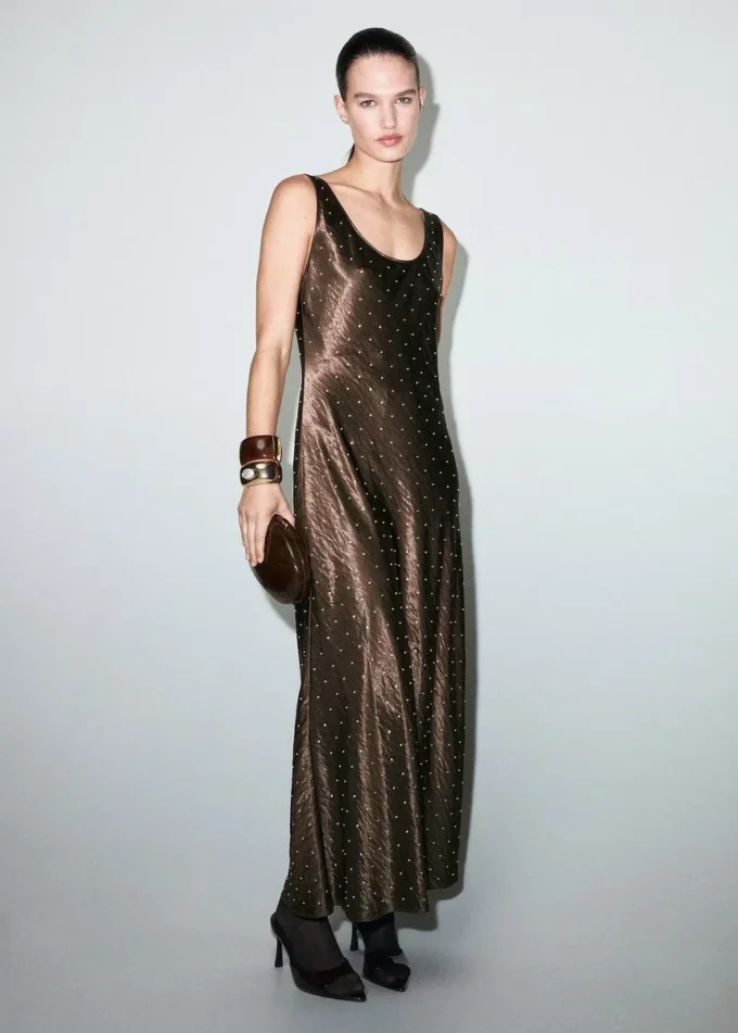 Saténové šaty s efektem zmačkání a krystaly