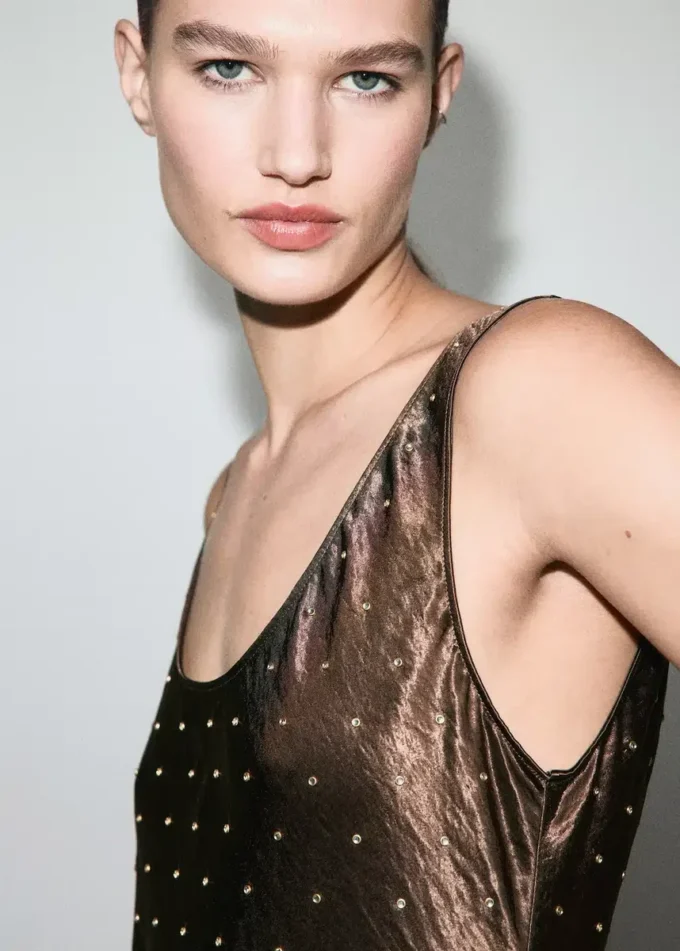 Saténové šaty s efektem zmačkání a krystaly