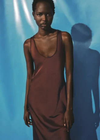 Saténové šaty s hlubokým výstřihem