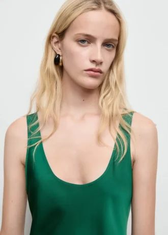 Saténové šaty s hlubokým výstřihem