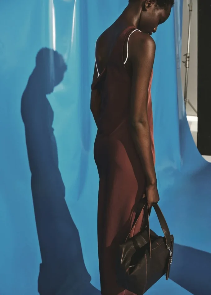 Saténové šaty s hlubokým výstřihem