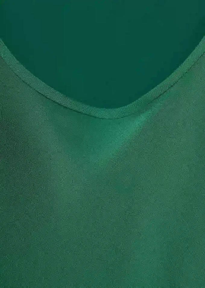 Saténové šaty s hlubokým výstřihem