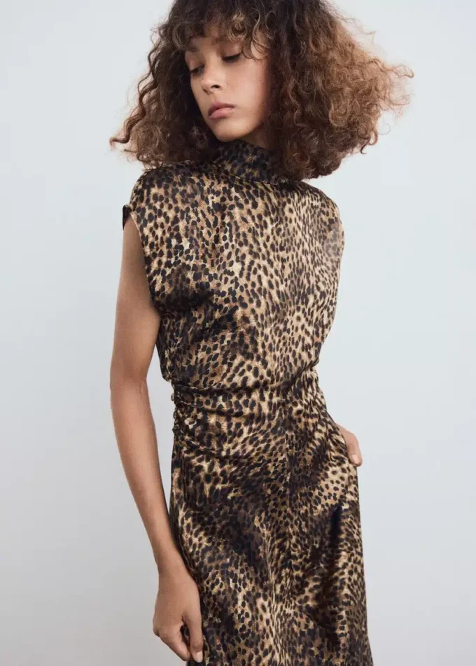 Saténové šaty s leopardím potiskem