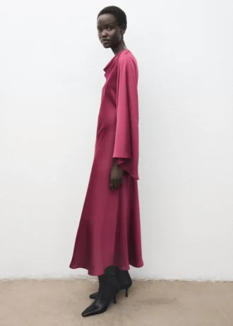 Saténové šaty s rozšiřujícími se rukávy