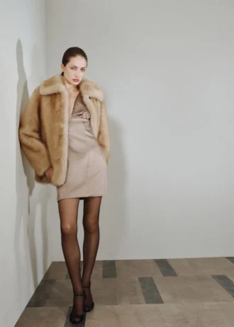 Saténové šaty s výstřihem zdobeným flitry