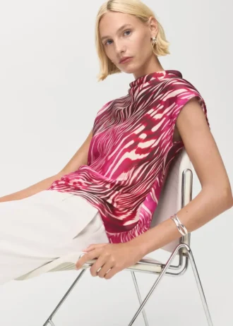 Saténová halenka s drapovaným výstřihem