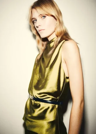 Saténová halenka s drapovaným výstřihem