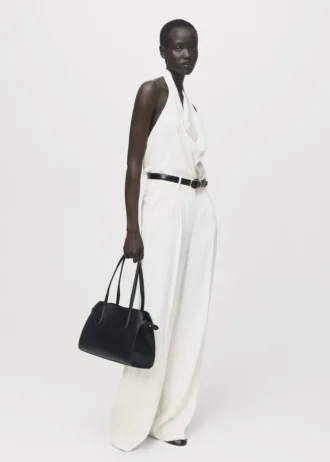 Saténová halenka s drapovaným výstřihem