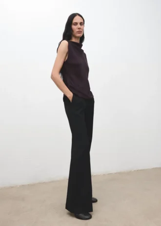 Saténová halenka s drapovaným výstřihem