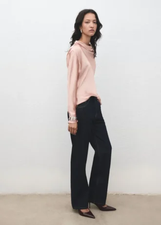 Saténová halenka s drapovaným výstřihem