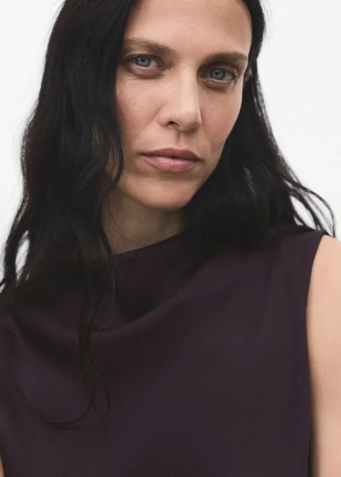 Saténová halenka s drapovaným výstřihem Saténová halenka s drapovaným výstřihem