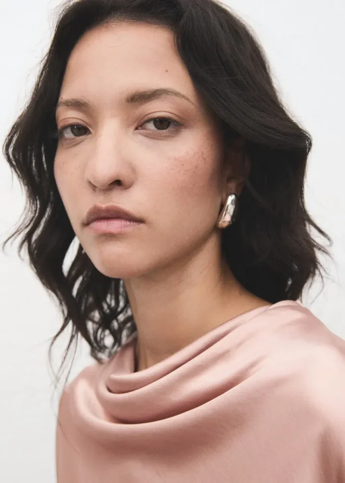 Saténová halenka s drapovaným výstřihem Saténová halenka s drapovaným výstřihem