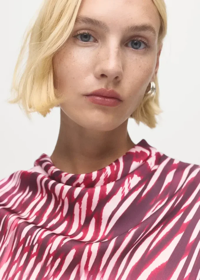 Saténová halenka s drapovaným výstřihem Saténová halenka s drapovaným výstřihem