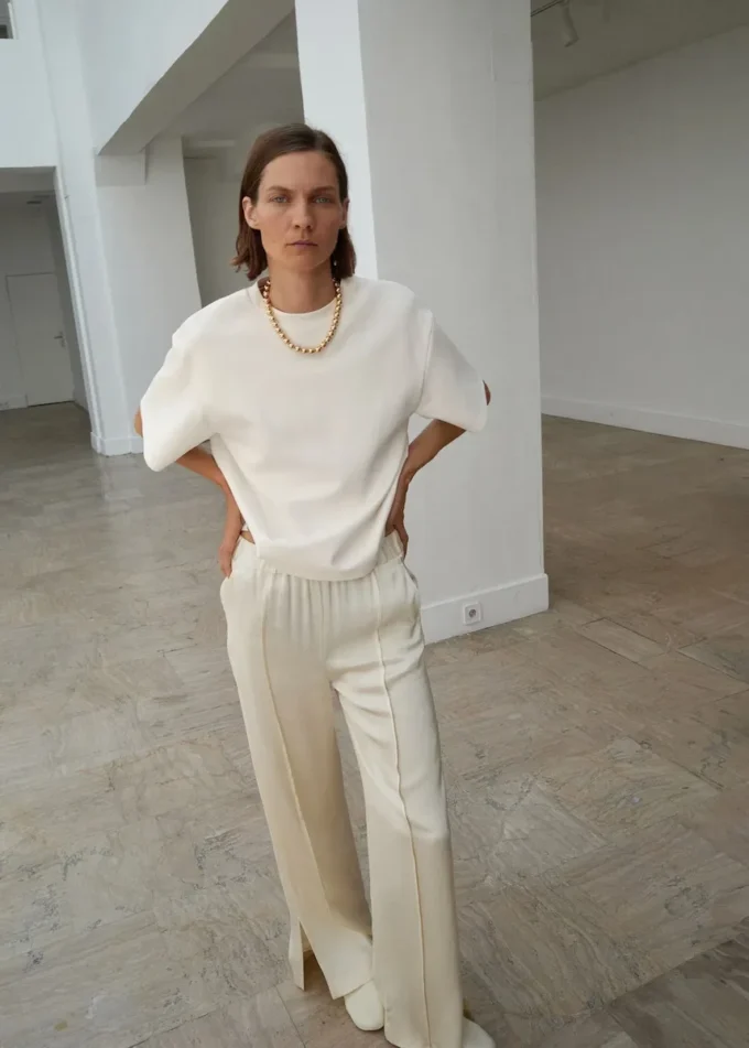 Saténové kalhoty s bočními otvory Saténové kalhoty s bočními otvory