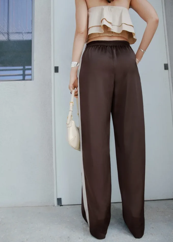 Saténové kalhoty s kontrastními pruhy Saténové kalhoty s kontrastními pruhy