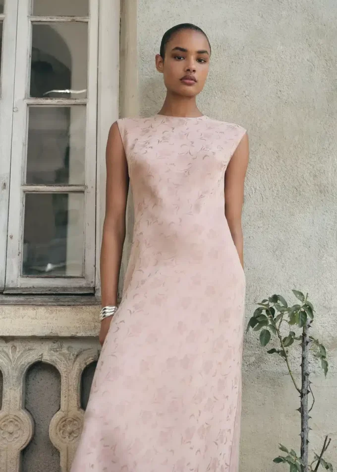 Saténové květinové žakárové šaty