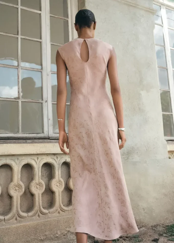 Saténové květinové žakárové šaty