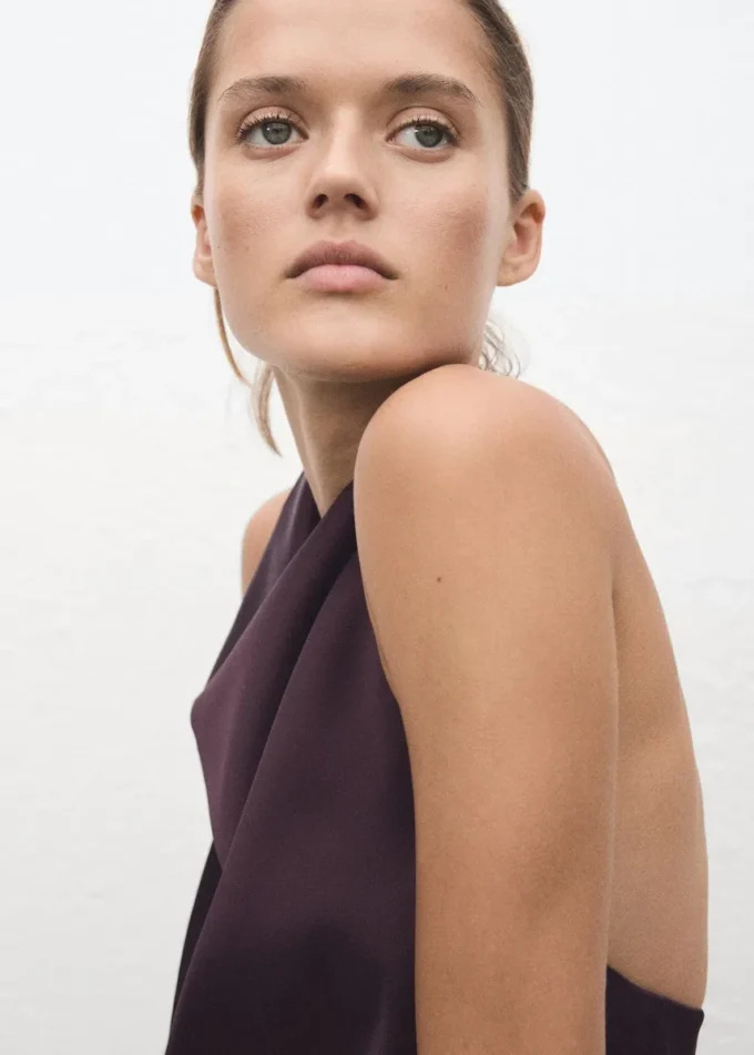 Saténový top s drapovaným výstřihem Saténový top s drapovaným výstřihem