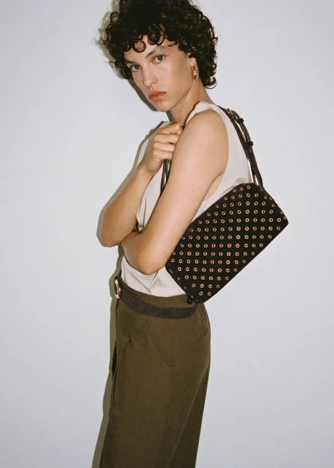 Semišová taška přes rameno s očky Semišová taška přes rameno s očky