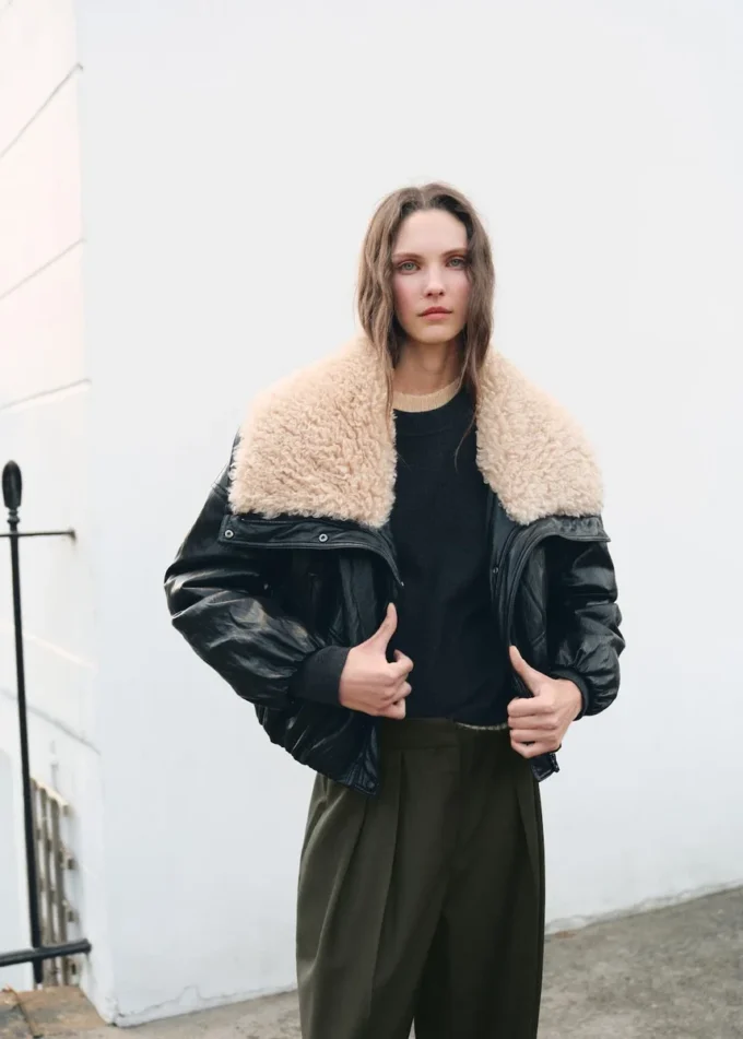 Skládané kalhoty s detailem knoflíku Skládané kalhoty s detailem knoflíku