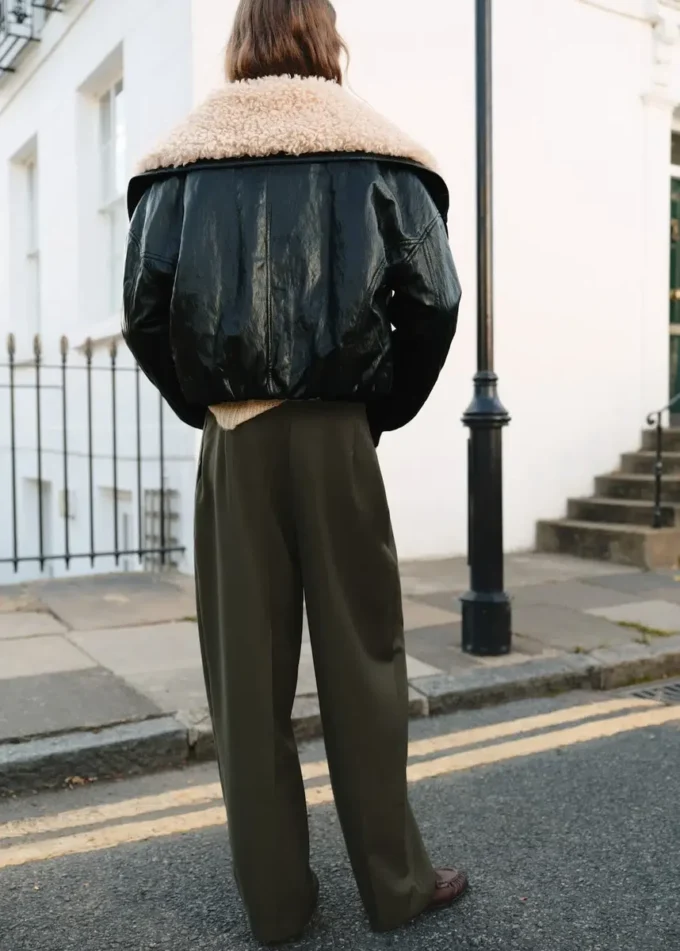 Skládané kalhoty s detailem knoflíku Skládané kalhoty s detailem knoflíku