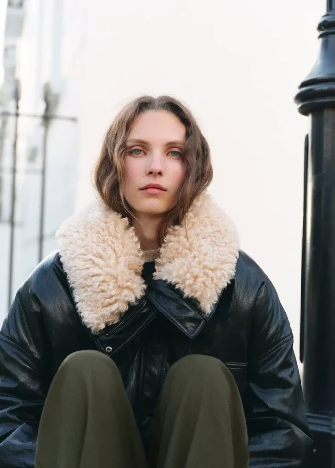 Skládané kalhoty s detailem knoflíku Skládané kalhoty s detailem knoflíku