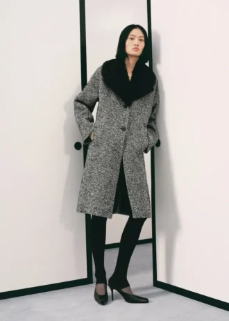 Skvrnitý kabát s kožešinovým límcem Skvrnitý kabát s kožešinovým límcem