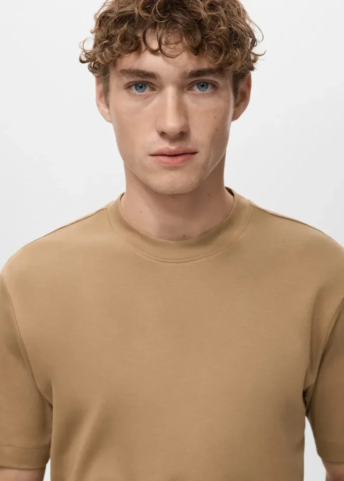 Středně těžké tričko s regular střihem Středně těžké tričko s regular střihem