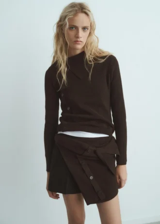 Svetr s asymetrickým výstřihem a knoflíky