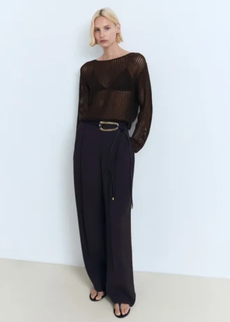 Svetr s dlouhými rukávy a háčkovaným vzorem Svetr s dlouhými rukávy a háčkovaným vzorem