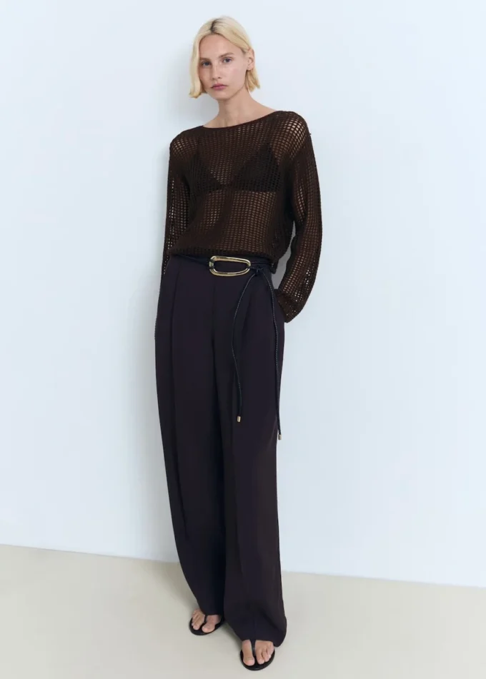 Svetr s dlouhými rukávy a háčkovaným vzorem Svetr s dlouhými rukávy a háčkovaným vzorem