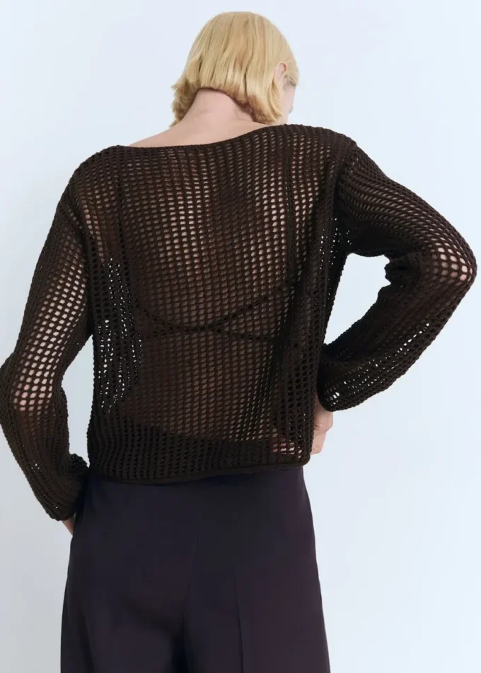 Svetr s dlouhými rukávy a háčkovaným vzorem Svetr s dlouhými rukávy a háčkovaným vzorem