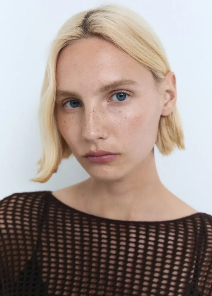 Svetr s dlouhými rukávy a háčkovaným vzorem Svetr s dlouhými rukávy a háčkovaným vzorem