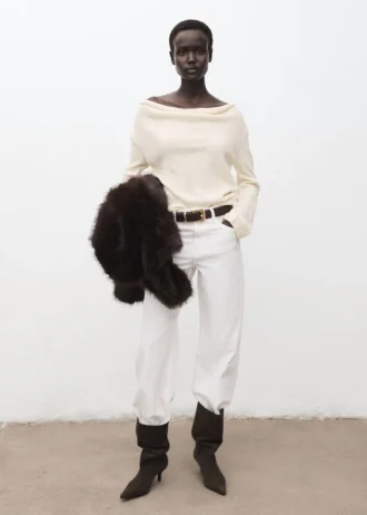 Svetr s drapovaným výstřihem